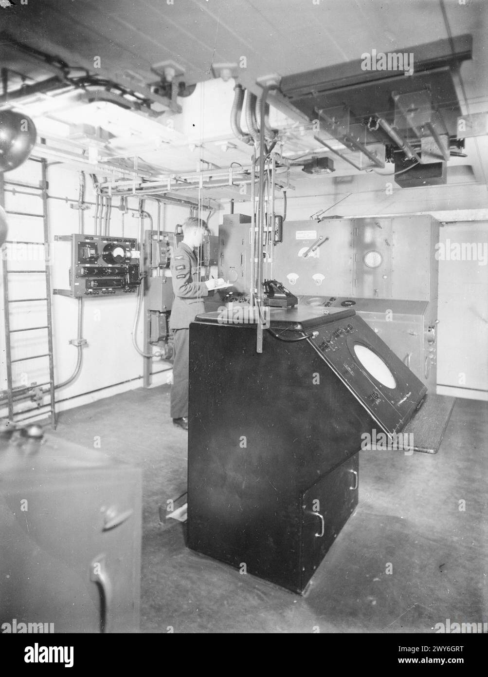 Das AMES Typ 7 Bodenkontrolle des Abhörradars bei RAF Sopley zeigt den Monitor-Empfänger und Sender im Radarraum. Stockfoto