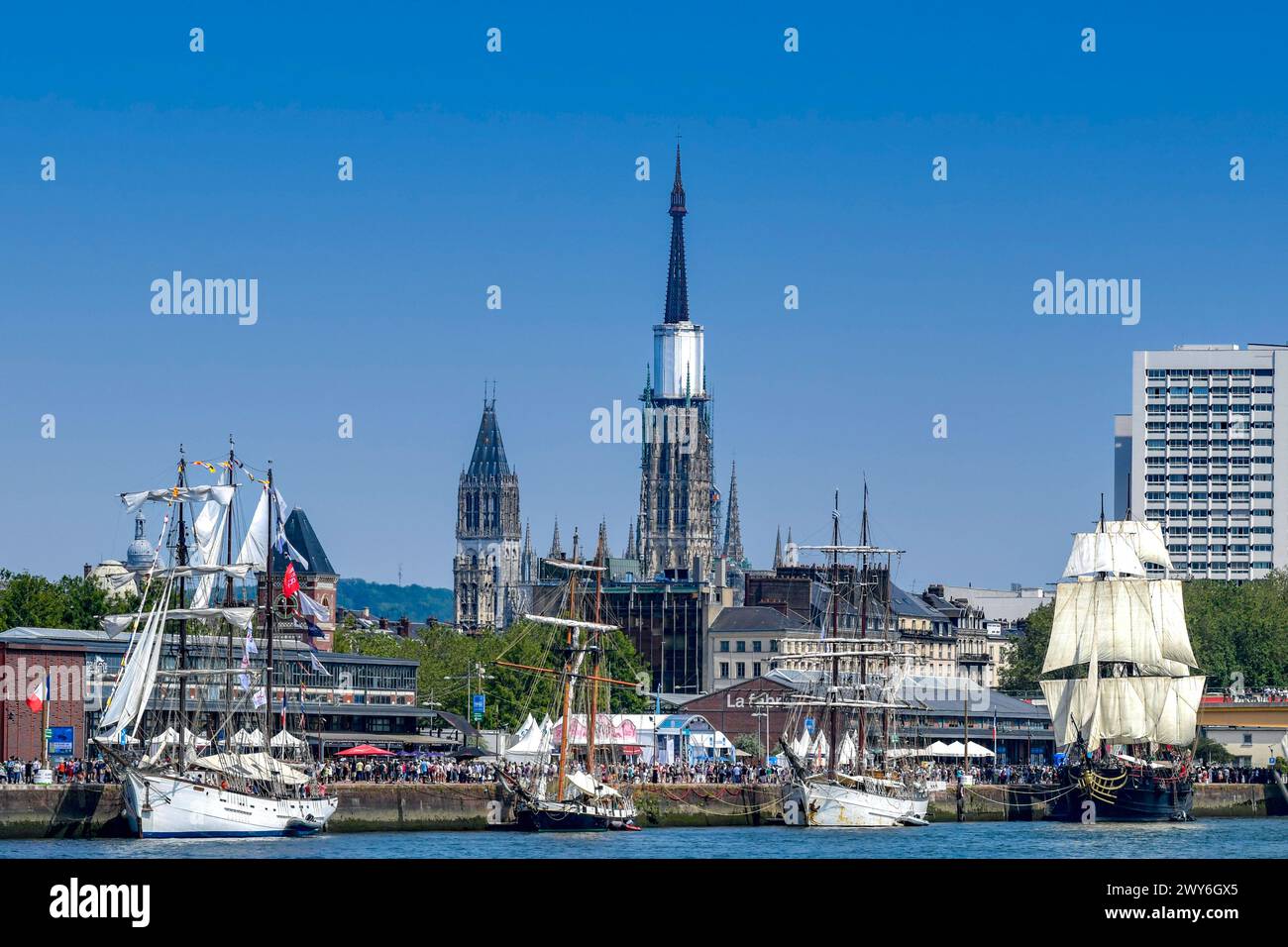 Rouen (Nordfrankreich), 13. Juni 2023: 8. Ausgabe der Rouen Armada (Zusammenkunft von Hochschiffen). Blick auf Segelboote, die auf der seine, dem ci, vor Anker liegen Stockfoto