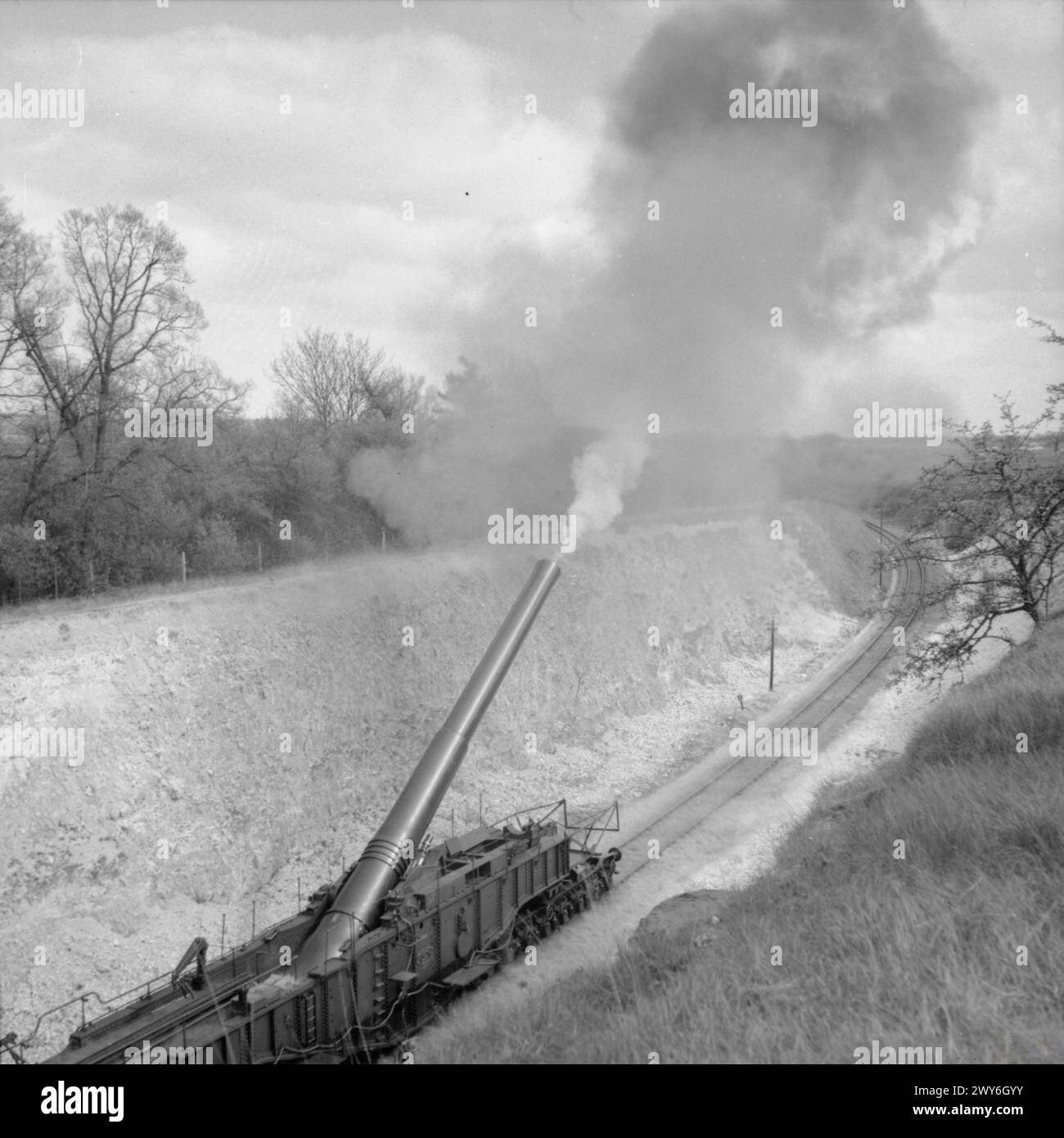 DIE BRITISCHE ARMEE IM VEREINIGTEN KÖNIGREICH 1939-45 – das 18-Zoll-Eisenbahngewehr „Boche-Buster“ feuert von einem Spalt in der Nähe von Bishopsbourne in Kent, 7. Mai 1941. Britische Armee, Royal Artillery Stockfoto