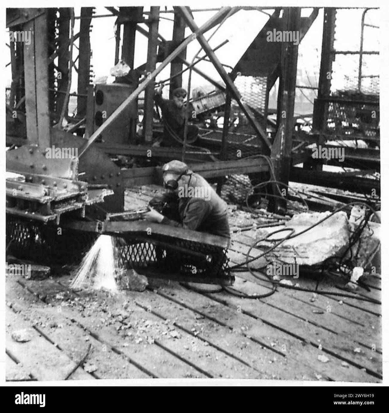 Die königlichen Ingenieure zerschnitten Stahlträger, die Überreste von Kränen, die von deutschen Truppen zerstört wurden, und demonstrierten während des Zweiten Weltkriegs die Räumungs- und Bergungsoperationen in Dieppe Stockfoto