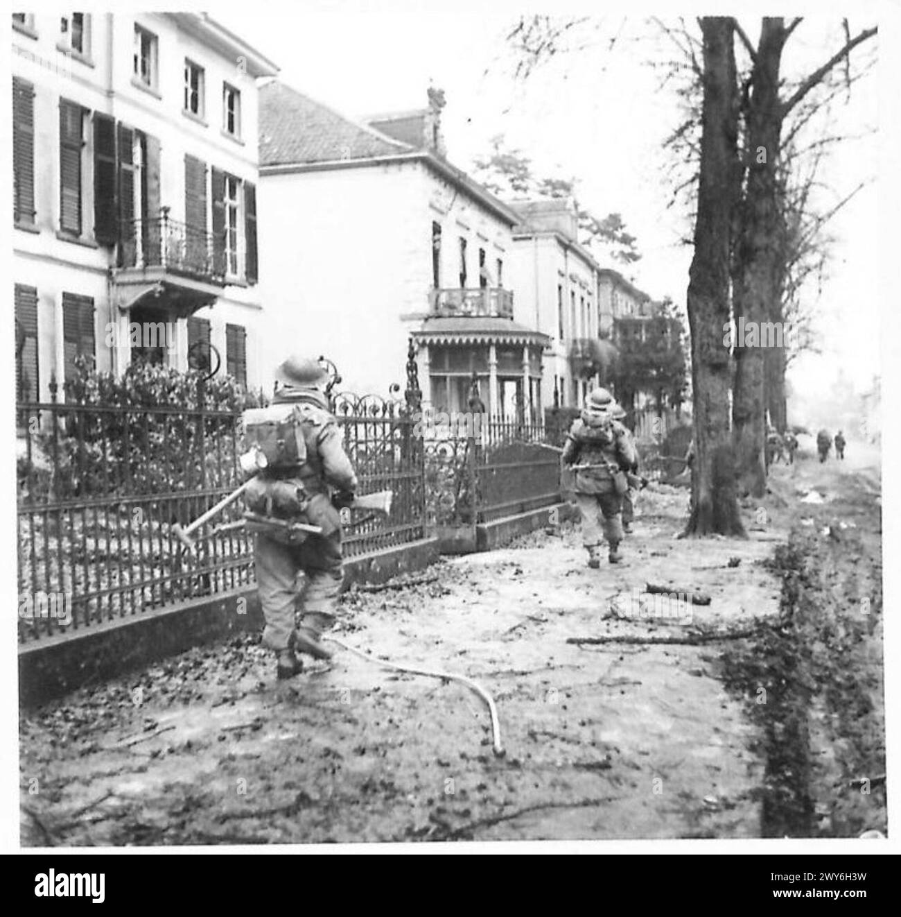 ERFASSUNG VON KLEVE - Straßenräumung in Kleve. Britische Armee, 21. Armeegruppe Stockfoto