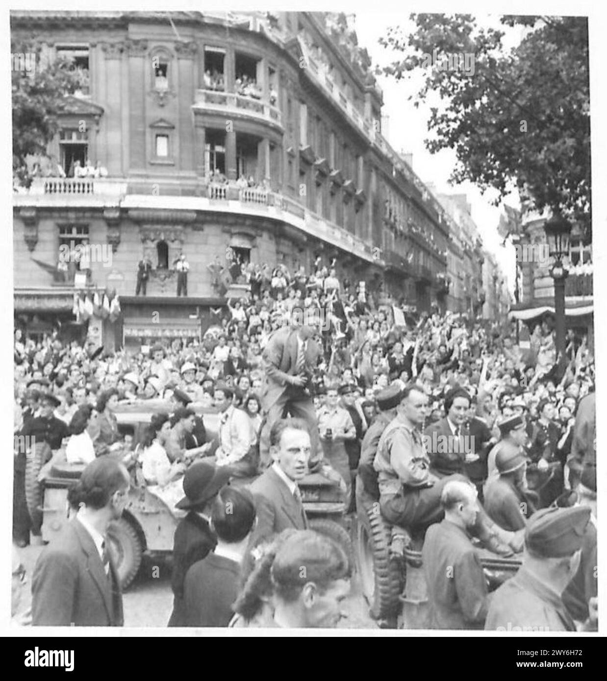 Fotos zeigen Pariser, die die Befreiung von Paris feiern, während General de Gaulle während der Feierlichkeiten nach der Befreiung anwesend ist. Stockfoto