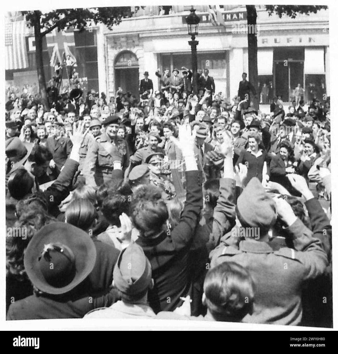 Feldmarschall Montgomery fährt die Champs-Elysées hinunter zum Grand Palais, um während des Zweiten Weltkriegs die Ausstellung der British Army Paris zu eröffnen Stockfoto