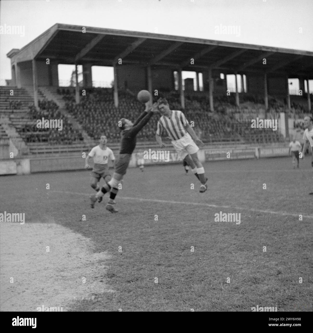 DIE POLNISCHE ARMEE IM ITALIENISCHEN FELDZUG 1943-1945: Duckhouse, Mittelstürmer der britischen Armee, steht am 14. November 1944 im Fußballspiel zwischen der 8. Armee und dem 2. Polnischen Korps in Rom. Trotz des Wetterwechsels tauchte eine riesige Menschenmenge auf. Das Endresultat war die britische Armee 10, das 2. Polnische Korps 2. Britische Armee, polnische Armee, polnische Streitkräfte im Westen, polnisches Korps, II Stockfoto