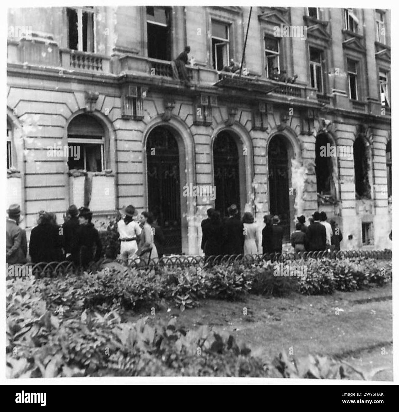 Zivilisten in Brüssel überfallen das Gestapo-Hauptquartier und verbrennen Akten während der Operationen der britischen Armee in Nordwesteuropa von 1944 bis 1946. Stockfoto