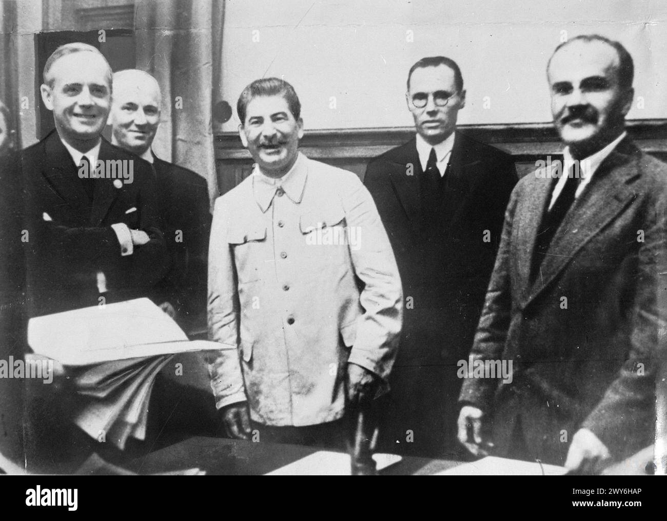 Joachim von Ribbentrop, Joseph Stalin und Wjatscheslaw Molotow unterzeichnen am 23. August 1939 in Moskau den Nazikonsowjetischen Nichtangriffspakt, der Einflusssphären in Europa definiert. Stockfoto