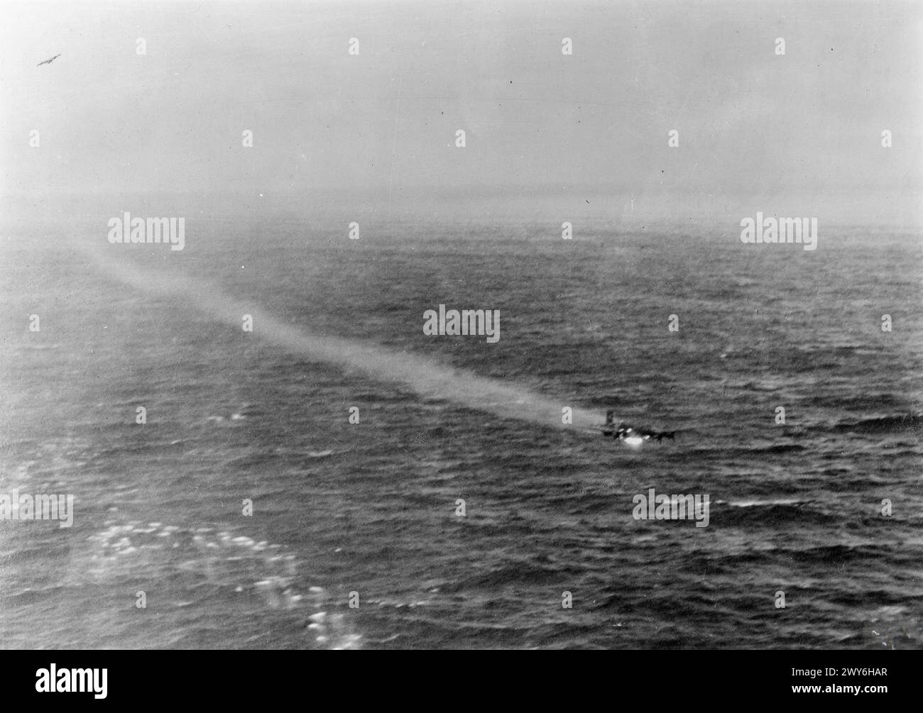 ROYAL AIR FORCE COASTAL COMMAND, 1939-1945. - Flammen und Rauch von einer Focke Wulf FW 200 Kondor, während sie in Richtung Meer taucht, nachdem sie von zwei Bristol Beaufighter Mark VICS von der No. 248 Squadron RAF über der Bucht von Biskaya abgeschossen wurde. , Königliche Luftwaffe, Flügel, 246, Deutsche Luftwaffe (Drittes Reich) Stockfoto