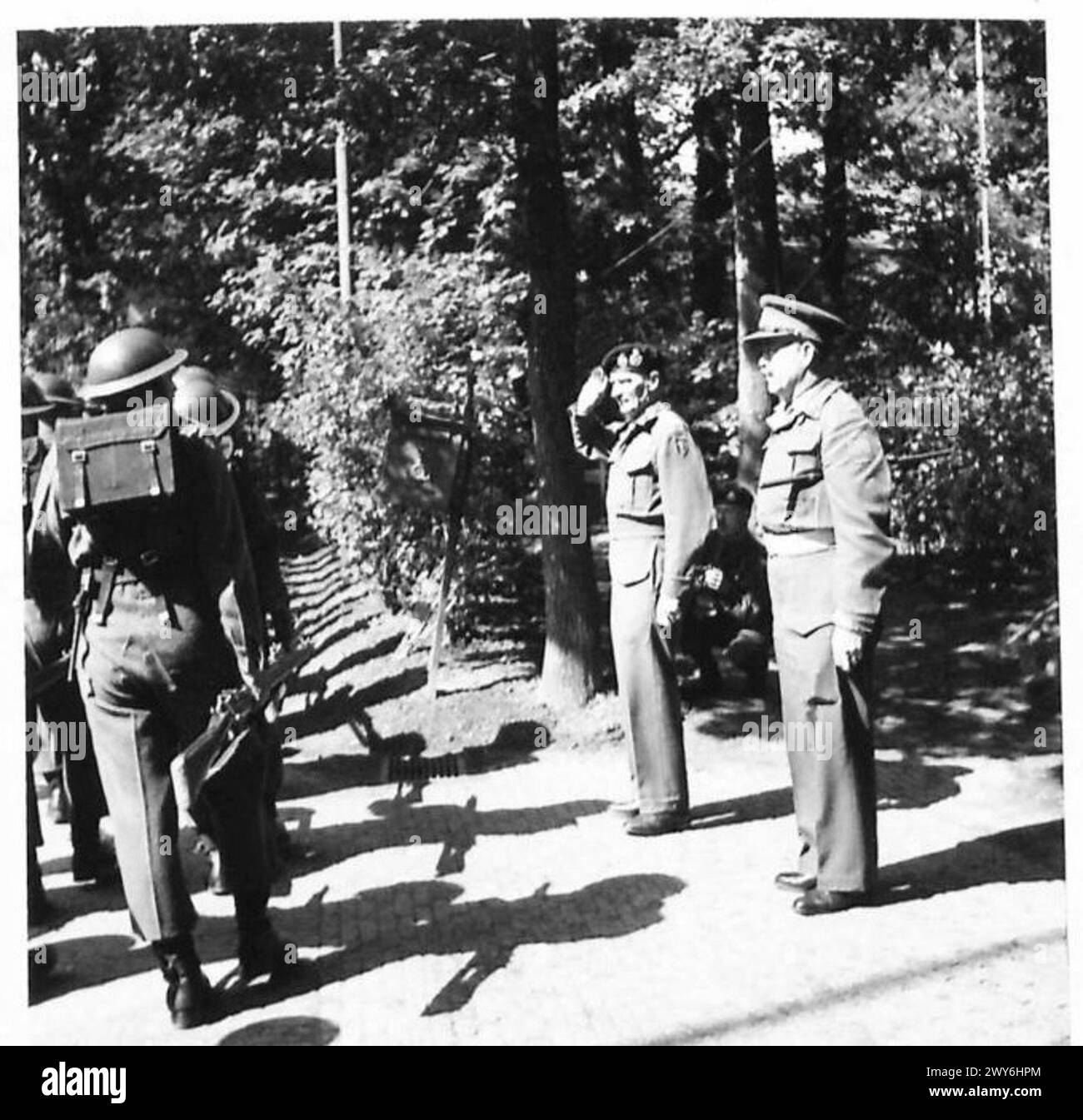 Feldmarschall Montgomery inspiziert die Ehrengarde und nimmt den Gruß im Hauptquartier der Division, während er kanadische Truppen nach einem Flugzeugabsturz dekoriert. Stockfoto