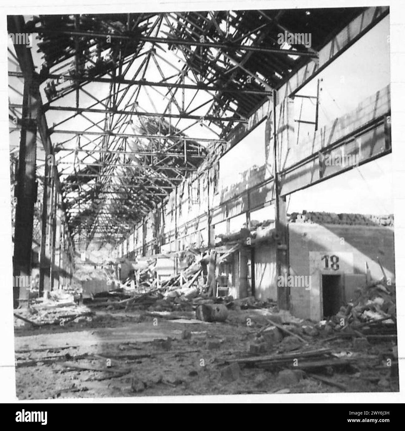 Die Boulogne Marine Station und die Kaiseite weisen Schäden auf, die durch Bombenangriffe während militärischer Operationen verursacht wurden. Stockfoto