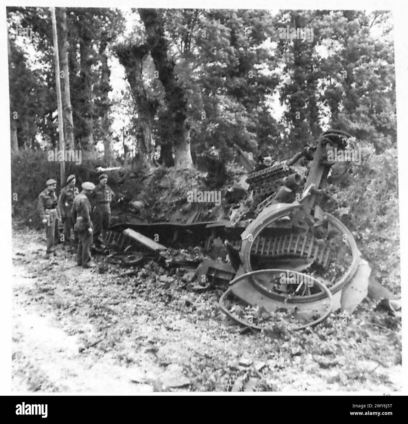 Ein zerstörter deutscher Mark IV. Panzer ist am Straßenrand im Gebiet von Jerusalem in der Normandie zu sehen. Stockfoto
