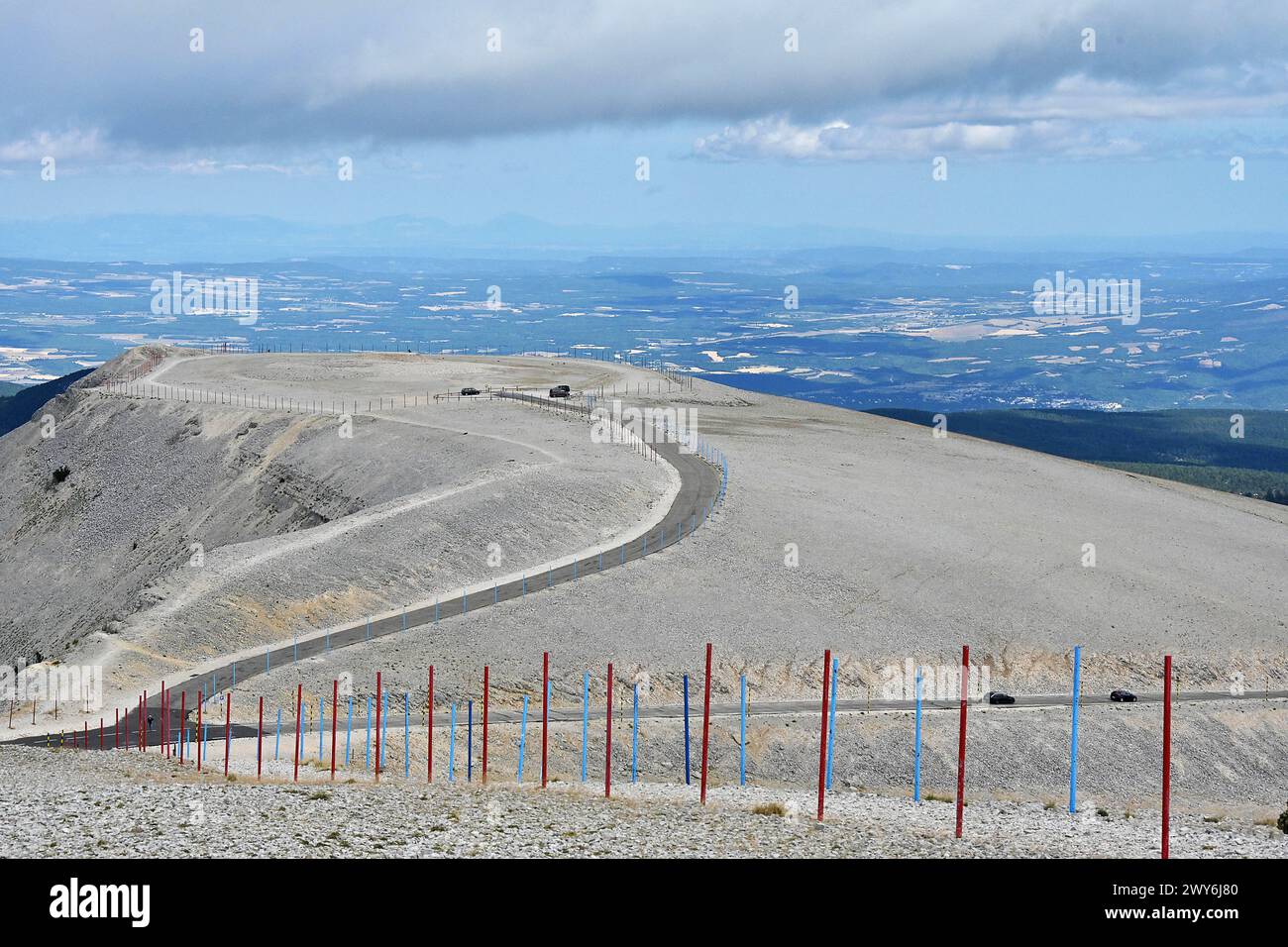 Departement Vaucluse (südöstliches Frankreich): Die B-Straße RD974, die zum Berg „mont Ventoux“ führt, der auch als das Biest der Provence oder Riese von Prov bezeichnet wird Stockfoto