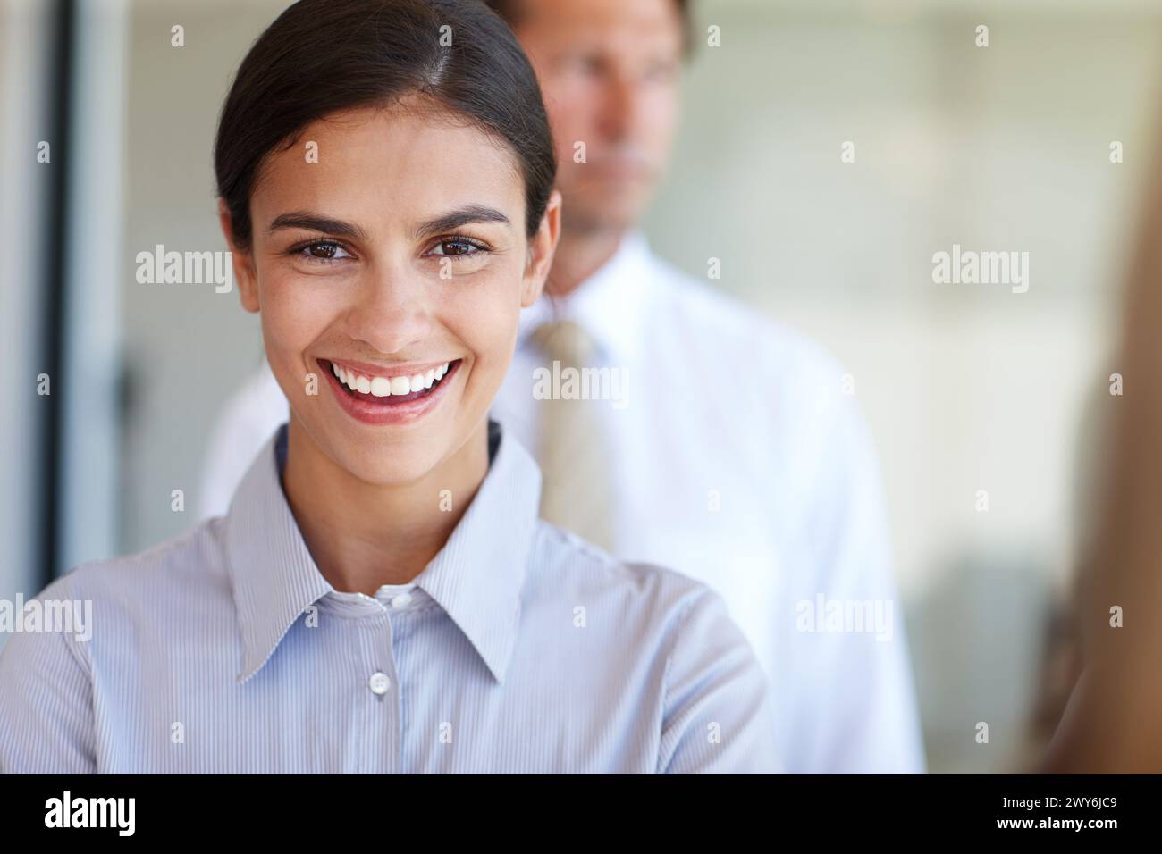 Frau, lächelnd und professionell im Porträt für eine geschäftliche Beschäftigung, einen Bürojob oder eine Karrieremöglichkeit. Mädchen, glücklich oder fröhlich für die Assistentenarbeit Stockfoto