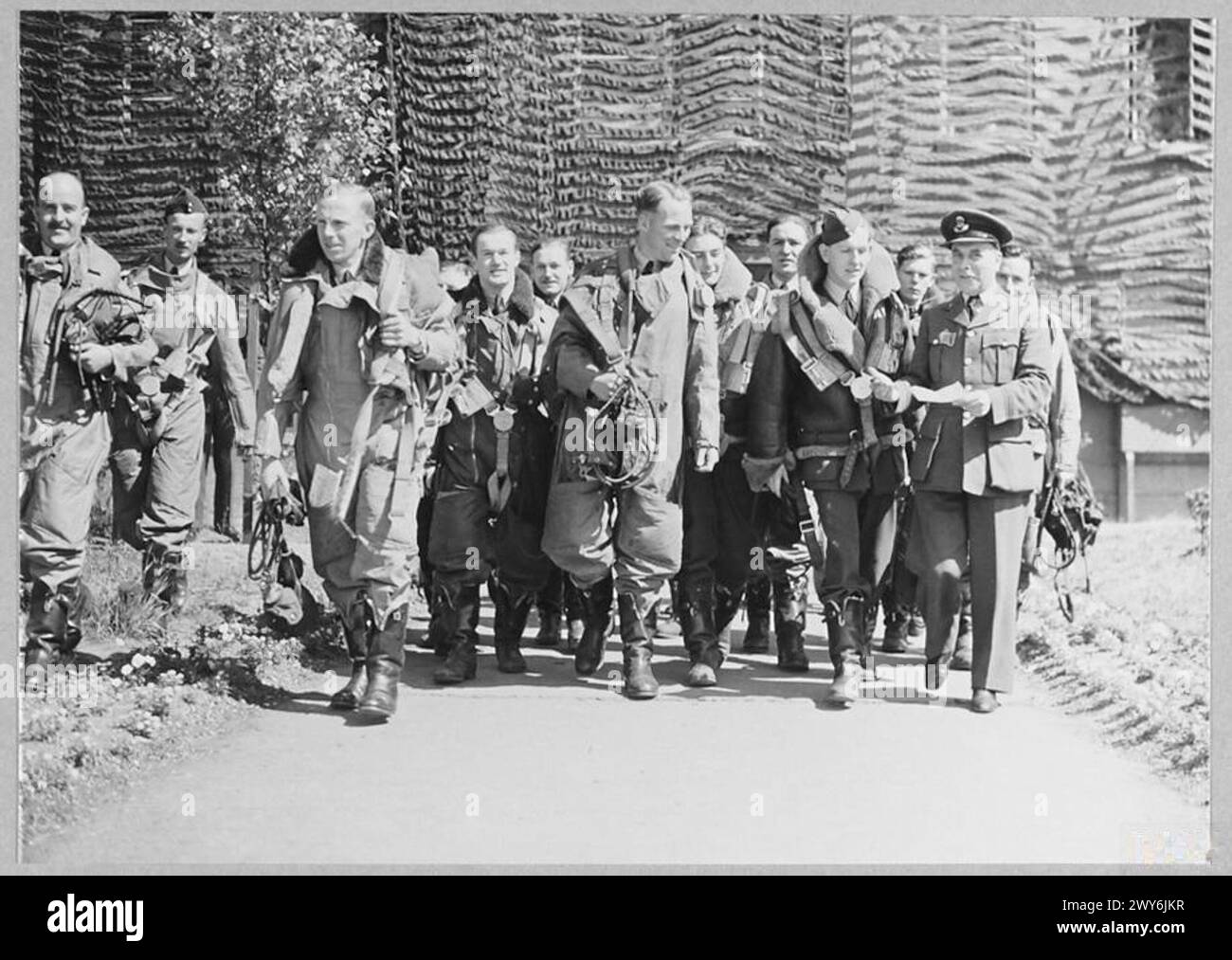 Die Bomberteams der Royal Air Force laufen zu ihren Flugzeugen und bereiten sich auf Missionen während des Zweiten Weltkriegs vor Stockfoto