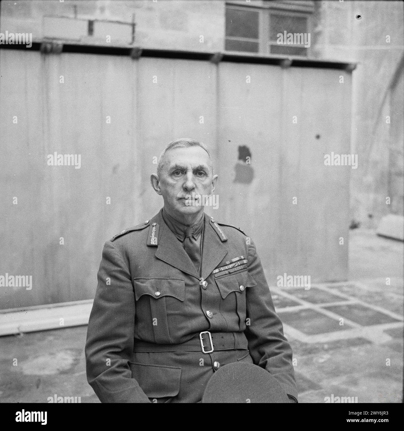 Generalleutnant Sir William Dobbie setzte sich an seinem Schreibtisch, nachdem sein Gouvernement von Malta beendet war. Stockfoto