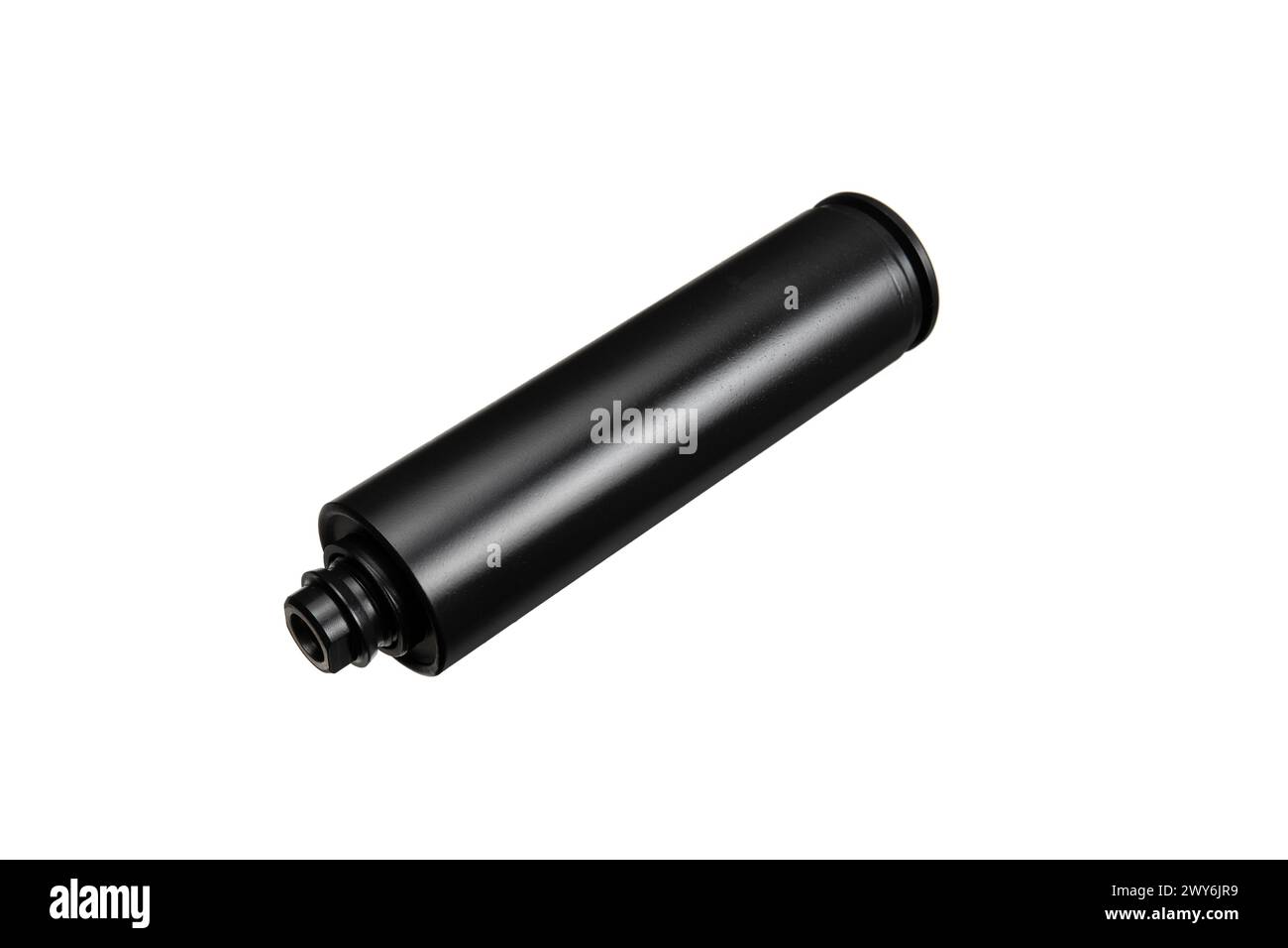 Schwarzer Schalldämpfer für Waffen. Suppressor, der am Ende eines Sturmgewehrs steht. Isolieren auf weißem Hintergrund. Stockfoto