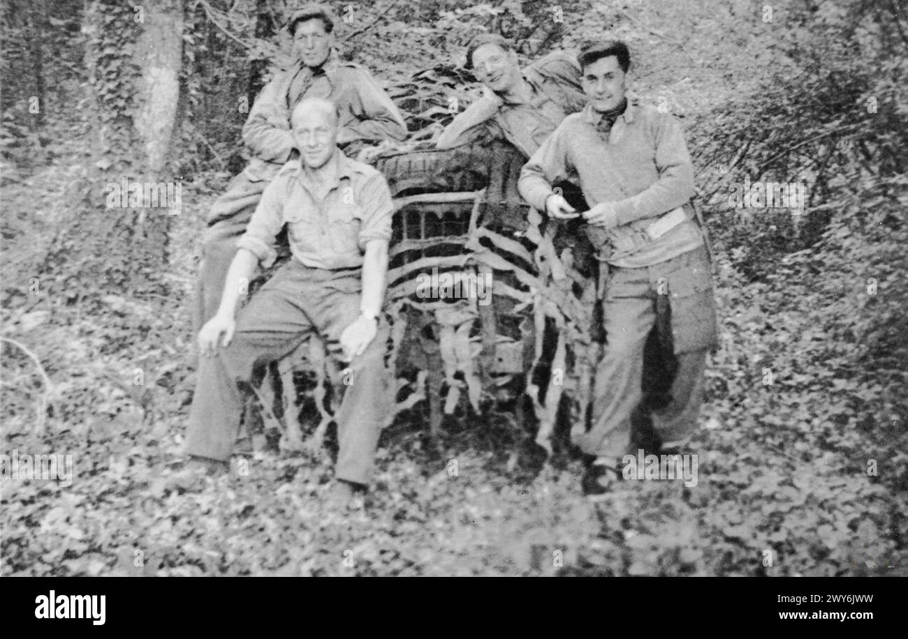 OPERATION BULBASKET: BRITISCHE SPEZIALEINHEITEN WÄHREND OPERATIONEN IN FRANKREICH ZUR UNTERSTÜTZUNG DER LANDUNGEN IN DER NORMANDIE, JUNI bis AUGUST 1944: Johnnie Holmes (sitzende Front) und drei weitere Mitglieder des 1 SAS-Regiments mit ihrem getarnten Jeep in Le Foret de Verrieres bei Chateauroux, Juni 1944. Alle außer Holmes wurden am 3. Juli 1944 von den Deutschen gefangen genommen und vier Tage später hingerichtet. Britische Armee, Sonderluftdienst Stockfoto