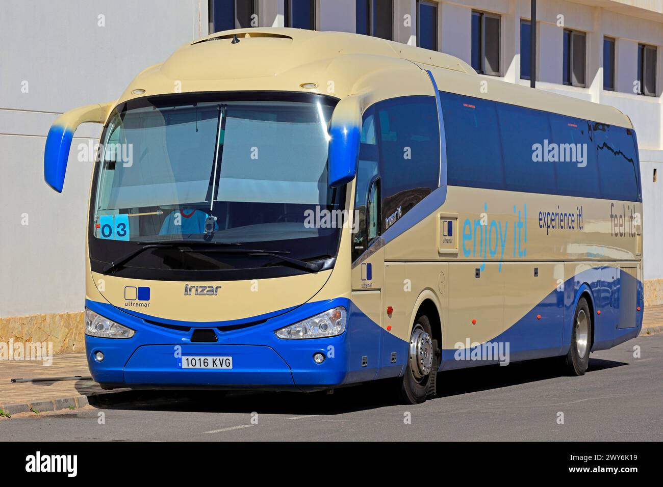 Ferientransferbus mit Tui Card am Straßenrand, El Cotillo, Fuerteventura, Kanarische Inseln, Spanien, EU Stockfoto