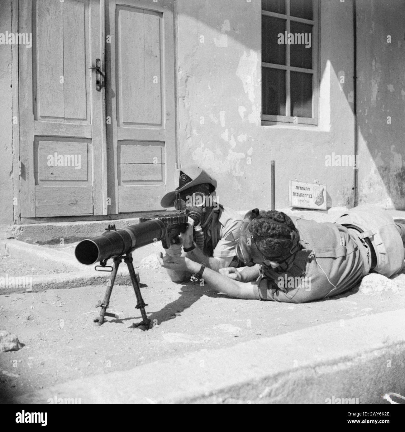 Die Schützen der jüdischen Siedlungspolizei, die Teil der palästinensischen Hausgarde sind, trainieren während des Zweiten Weltkriegs von 1939 bis 1945 mit Lewis-Waffen, während sie Gasmasken trugen. Stockfoto