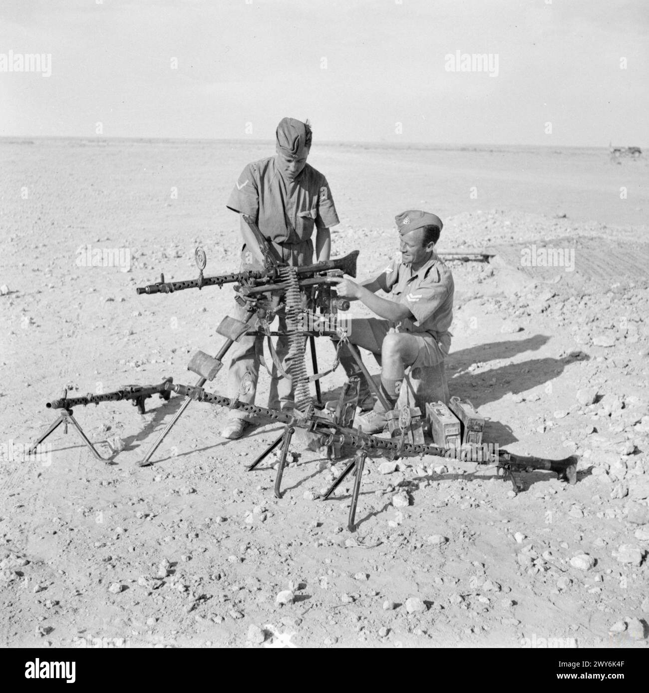 DIE BRITISCHE ARMEE IN NORDAFRIKA 1942 – Truppen untersuchen Gefangene deutsche MG34-Maschinengewehre, 22. April 1942. , Stockfoto