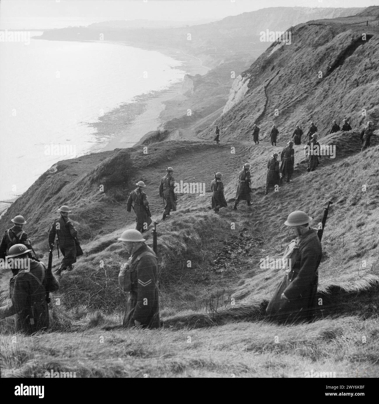 Im März 1941 patrouilliert eine Abteilung der Home Guard Klippenpfade in der Nähe von Dover oder Folkestone, um die Sicherheit im Vereinigten Königreich während des Zweiten Weltkriegs aufrecht zu erhalten Stockfoto