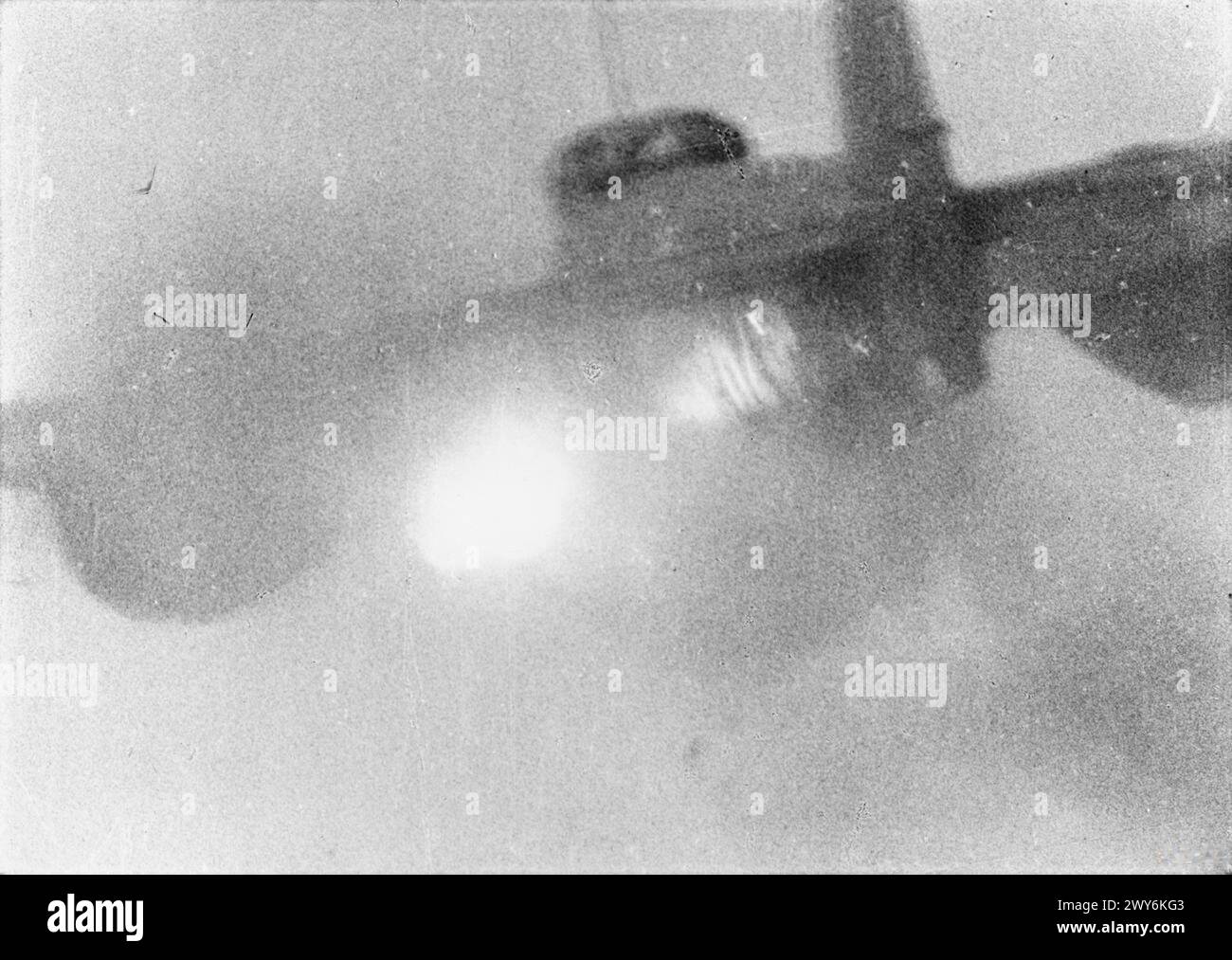 Ein de Havilland Mosquito NF Mark II der No. 25 Squadron RAF, gesteuert von Flight Lieutenant J. Singleton mit dem Radarbetreiber J. W. Haslam, feuert auf eine Junkers Ju 88 über der Bucht von Biskaya und trifft auf die Hafenmaschine und die Flügelwurzel, Royal Air Force, II. Weltkrieg Stockfoto