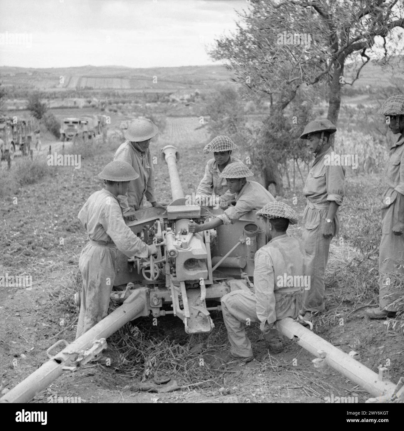 Am 8. September 1944 inspizierten Gurkhas von den 2/6th Gurkha Rifles eine gefangengenommene deutsche 75-mm-Panzerabwehrkanone in der Nähe von San Clemente während der Operationen der britischen Armee in Italien. Stockfoto