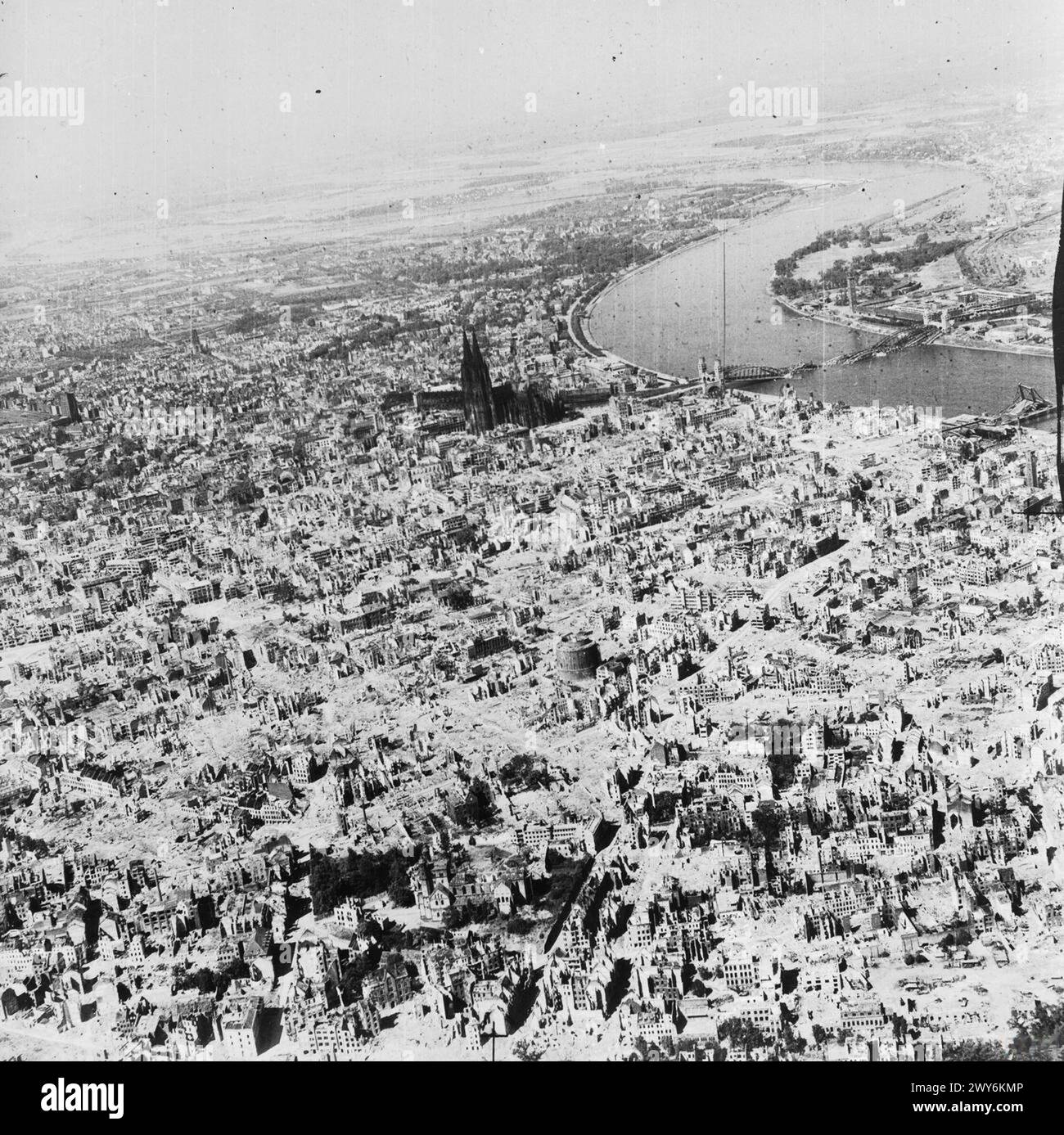 DIE HEIMATFRONT IN DEUTSCHLAND, 1939 - 1945 - eine Luftaufnahme der Schäden am Kölner Dom nach einem alliierten Bombenangriff. , Stockfoto