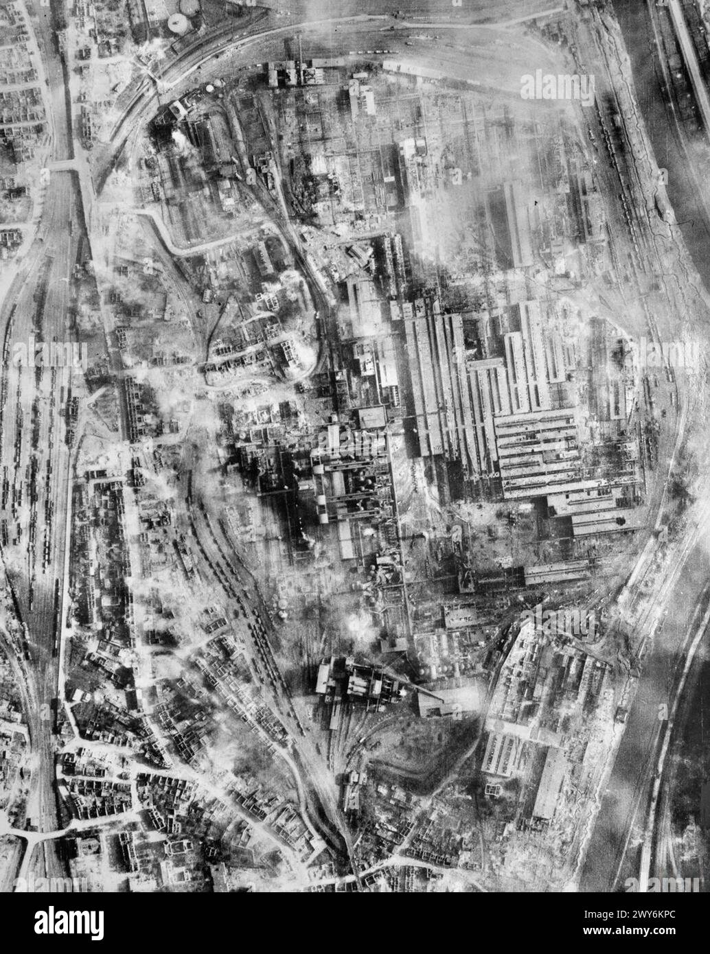 ROYAL AIR FORCE: OPERATIONEN DER FOTOGRAFISCHEN AUFKLÄRUNGSEINHEITEN, 1939-1945. - Vertikale fotografische Aufklärungsaufklärung, aufgenommen nach dem Angriff von Flugzeugen der Gruppen 1, 3 und 8, Bomber Command, auf Saarbrücken, Deutschland, in der Nacht vom 5/6. Oktober 1944. Hohe Sprengstoff- und Brandbomben haben das Stahlwerk der Vereinigten Huttenwerke Burbach-Eichdudlingen stark beschädigt. , Royal Air Force, Gruppe 106, Royal Air Force, Wing, 1, Royal Air Force, 3 Gruppen, Royal Air Force, Gruppe, 88 Stockfoto