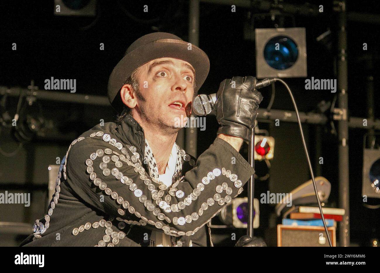 Adrian Schiller (Ian Dury) in HIT ME! - THE LIFE & RHYMES OF IAN DURY geschrieben und Regie geführt von Jeff Merrifield im Leicester Square Theatre, London WC2 07/01/2009 Stockfoto