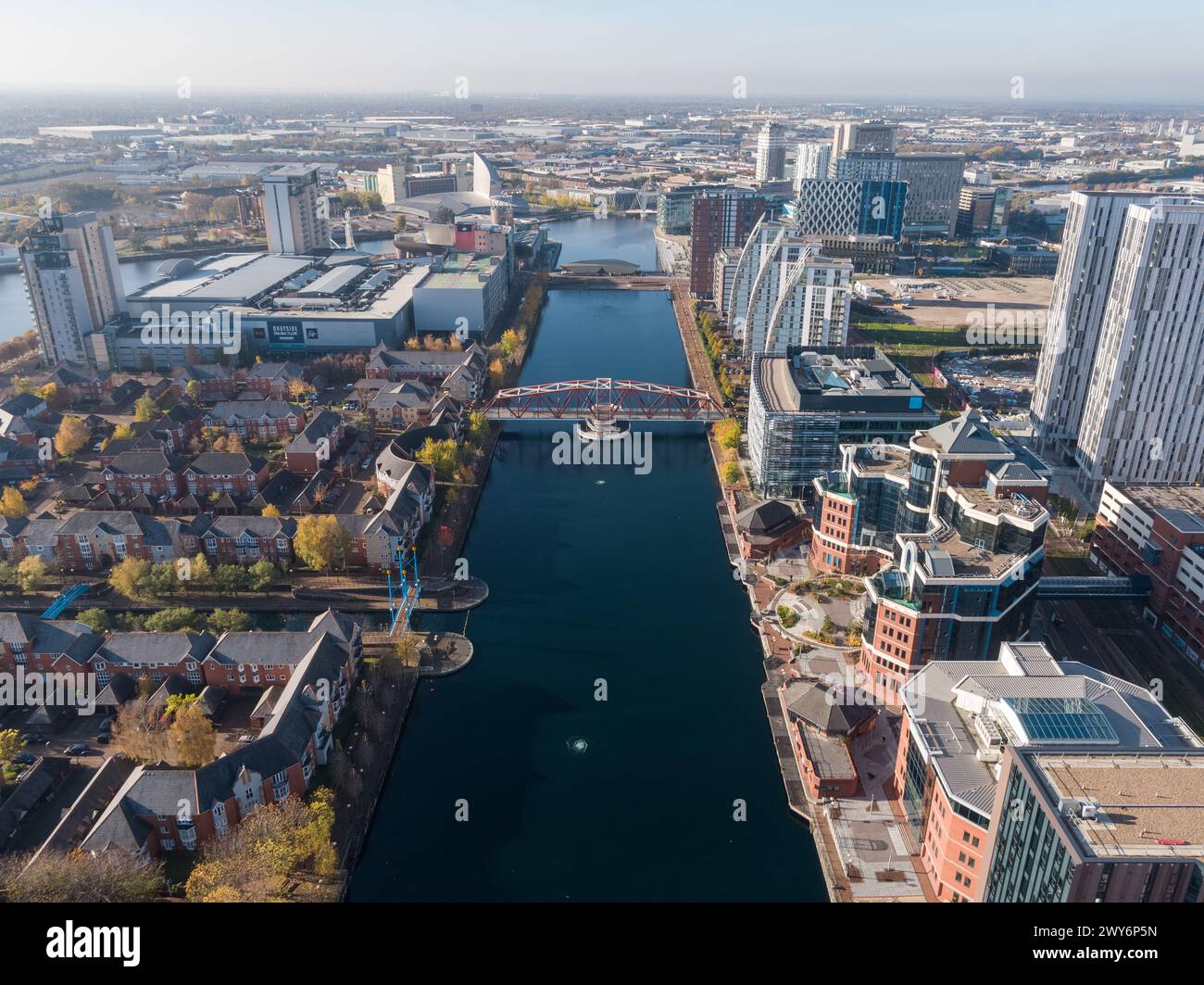 Drohnenfotografie von Eerie & Huron Basin in Salford Quays mit Blick hinunter an Vic, BUPA, Detroit Bridge, NV Buildings & X1 nach MediaCityUK Stockfoto