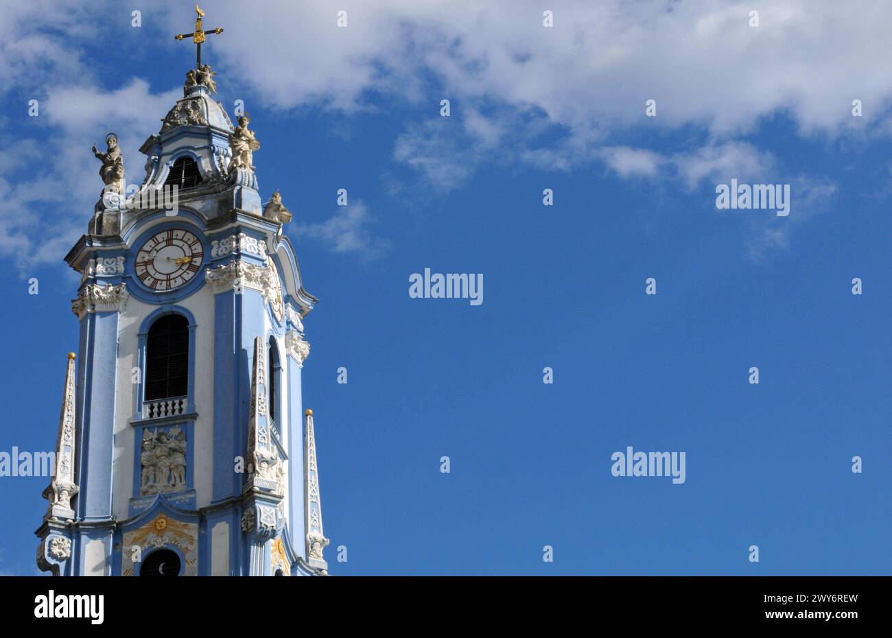 Der kunstvoll verzierte blau-weiße Turm der historischen Stiftskirche Durnstein ist ein Wahrzeichen des Wachautals entlang der Donau in Österreich. Stockfoto