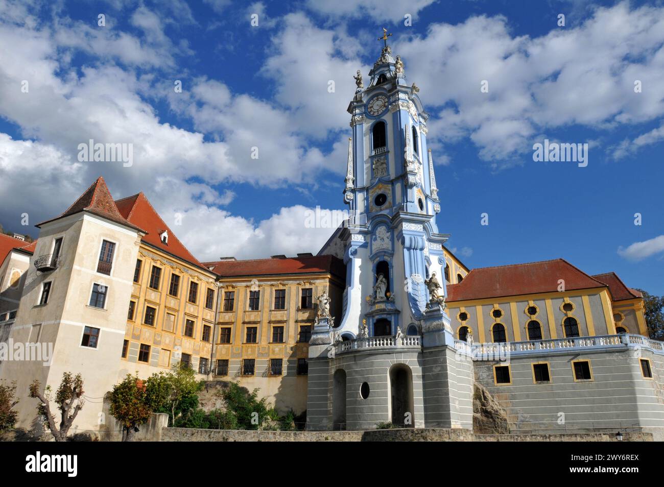 Der historische Klosterkomplex Durnstein mit dem kunstvoll verzierten blau-weißen Kirchturm ist ein Wahrzeichen in der Wachau der Donau in Österreich. Stockfoto