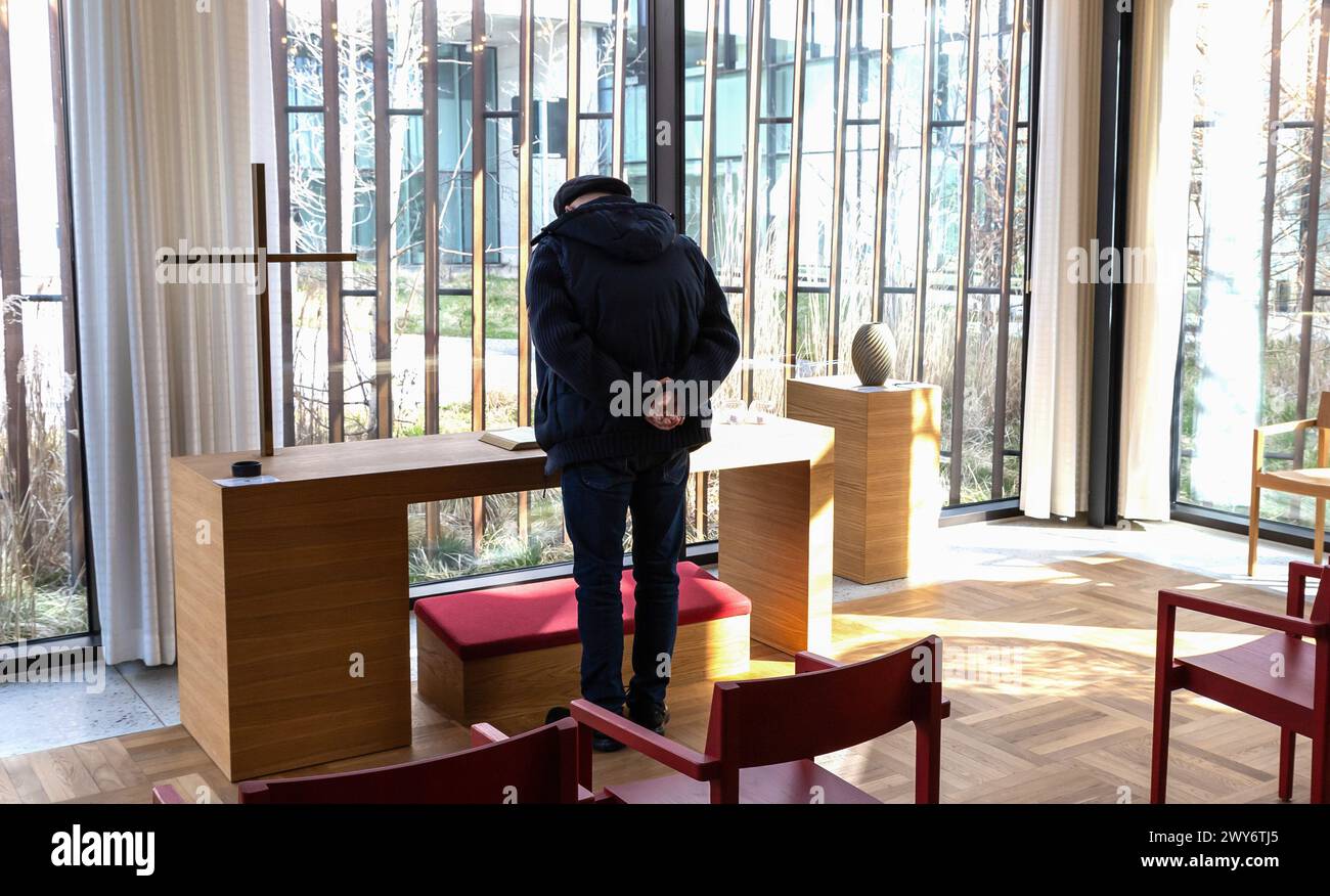 Kirchenraum für Gebet und Privatsphäre mit großem Kreuz und Stühlen für Besucher. Herlev Krankenhaus, Dänemark. Stockfoto