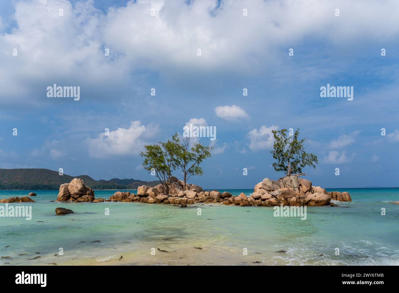 Winzige Insel vor der Küste von Praslin, Seychellen Stockfoto