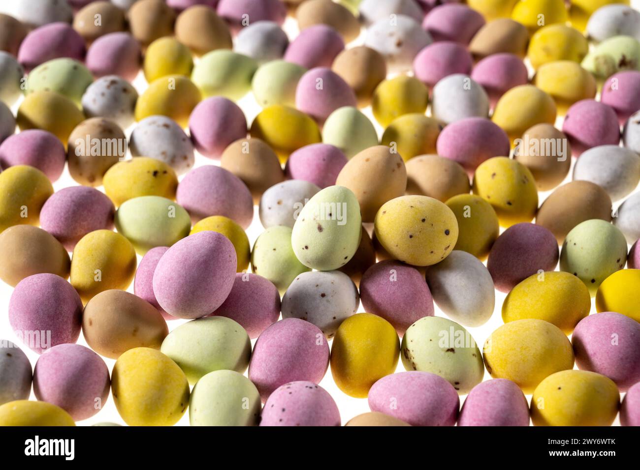 Pastellfarbene, zuckerüberzogene Schokoladen-Mini-Eier auf weißem Hintergrund Stockfoto