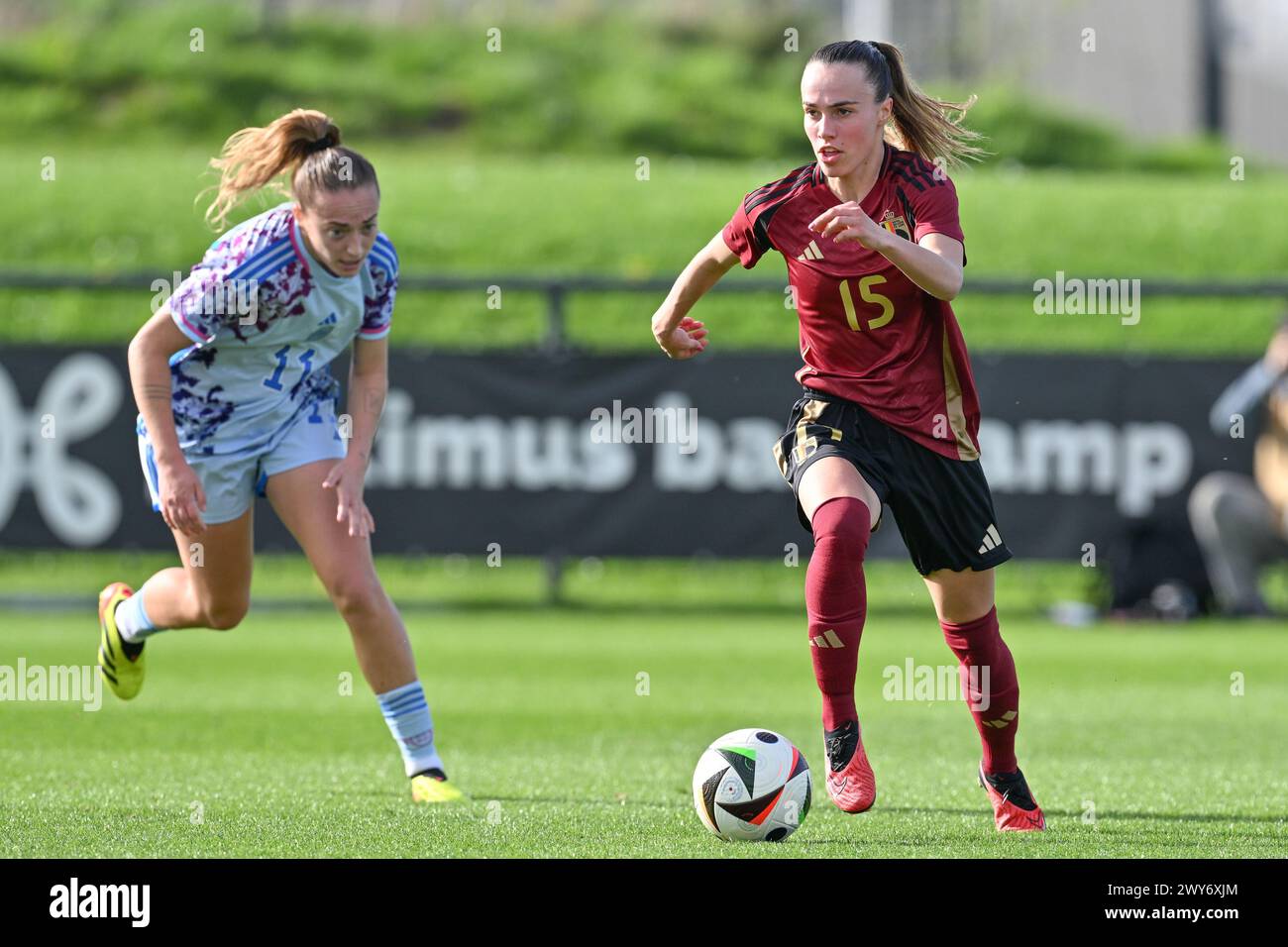 Tubize, Belgien. April 2024. Ornella Maria Vignola Cabot (11) aus Spanien hat am Donnerstag, den 4. April 2024, in Tubize, Belgien, die belgische Gaelle Nierynck (15) während eines Freundschaftsspiels zwischen den Nationalfrauen unter 23 Mannschaften aus Belgien und Spanien verteidigt. Quelle: Sportpix/Alamy Live News Stockfoto