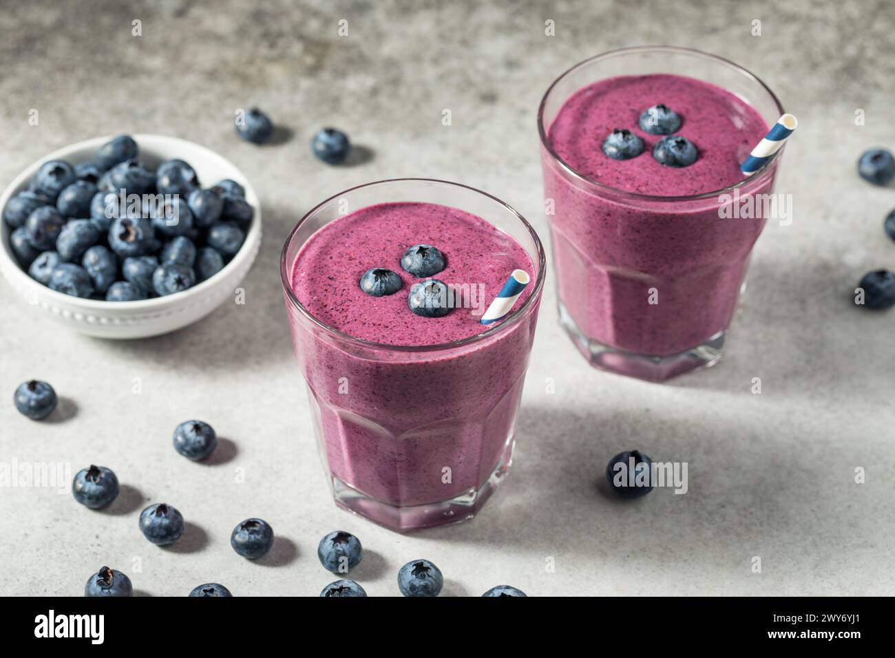 Gefrorener kalter gesunder Blueberry Smoothie mit Mandelmilch zum Frühstück Stockfoto