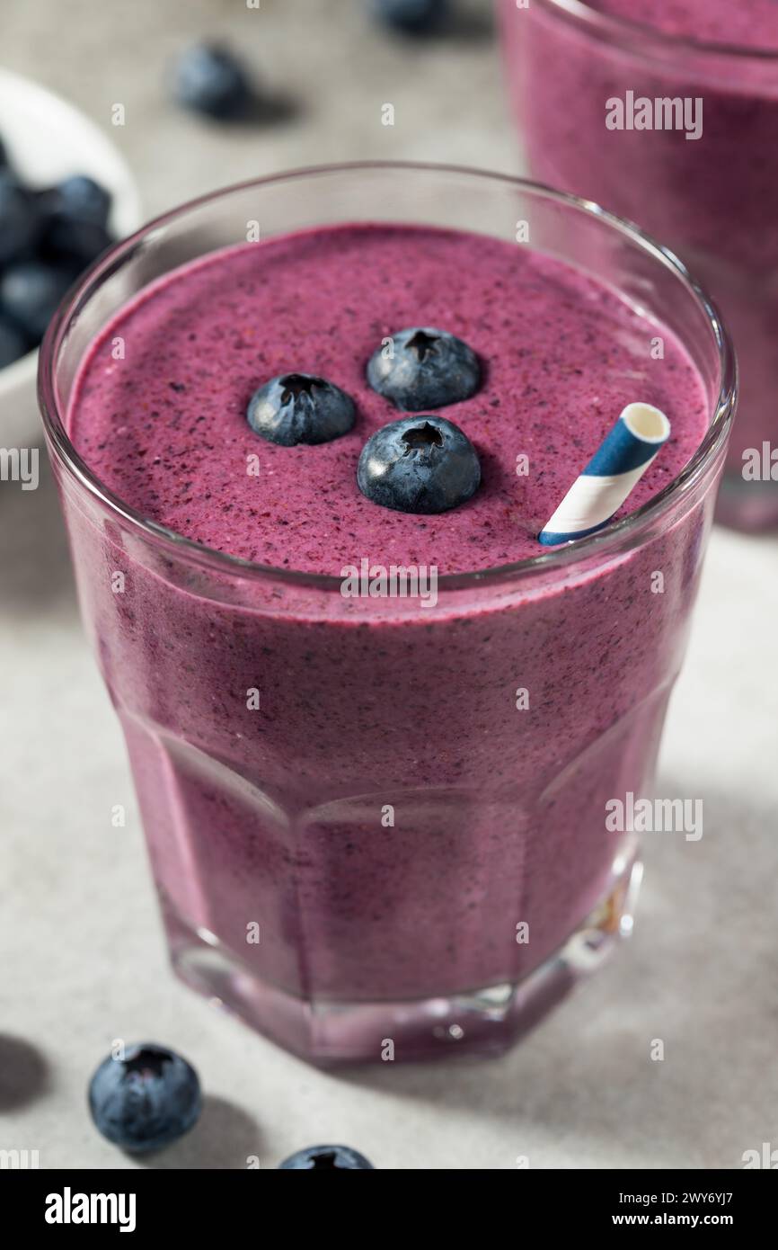 Gefrorener kalter gesunder Blueberry Smoothie mit Mandelmilch zum Frühstück Stockfoto