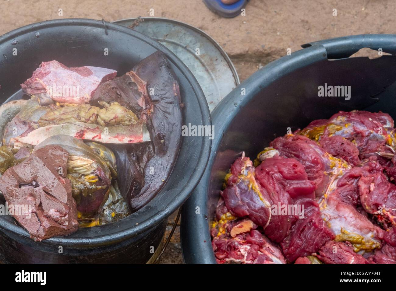Foto von illegalem Schildkrötenfleisch zum Verkauf am Straßenrand in lateinamerika. Stockfoto