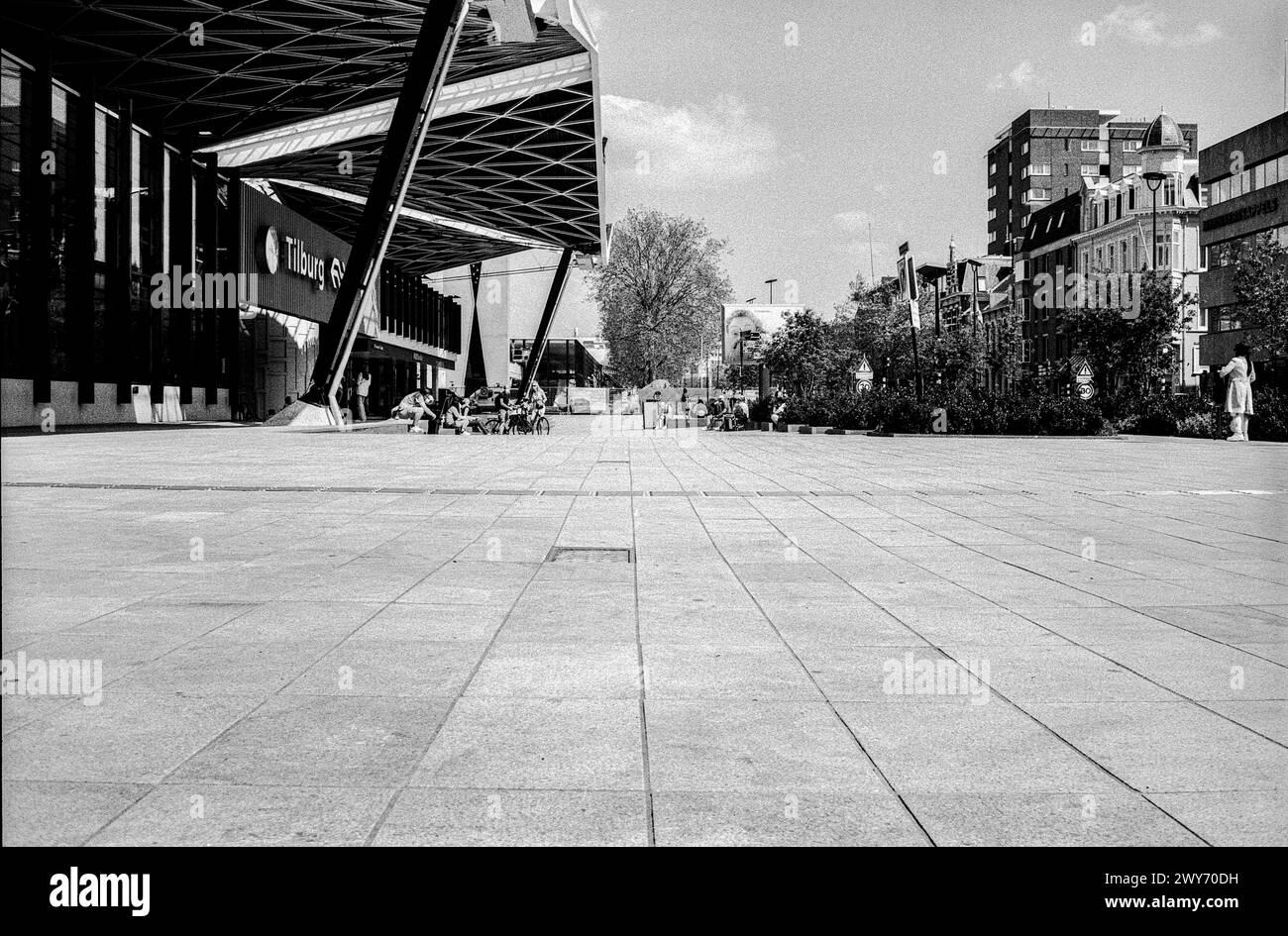 Bahnhof Square Tilburg, Niederlande. Blick auf Spoorlaan und den Bahnhofsplatz, kürzlich renoviert 2020 & 2021. Bild auf analogem Schwarzweißfilm, Found Footage Photo Project. Tilburg Spoorlaan Noord-Brabant Nederland Copyright: XGuidoxKoppesxPhotox xGKFx Stockfoto