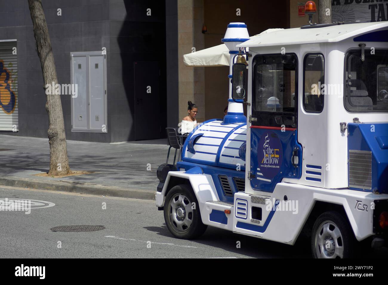 Tarragona, Spanien - 4. April 2024: Der Tarragona Sightseeing Zug führt Sie auf eine Reise durch die Stadt und bietet einen einzigartigen Blick auf die Architektur A Stockfoto