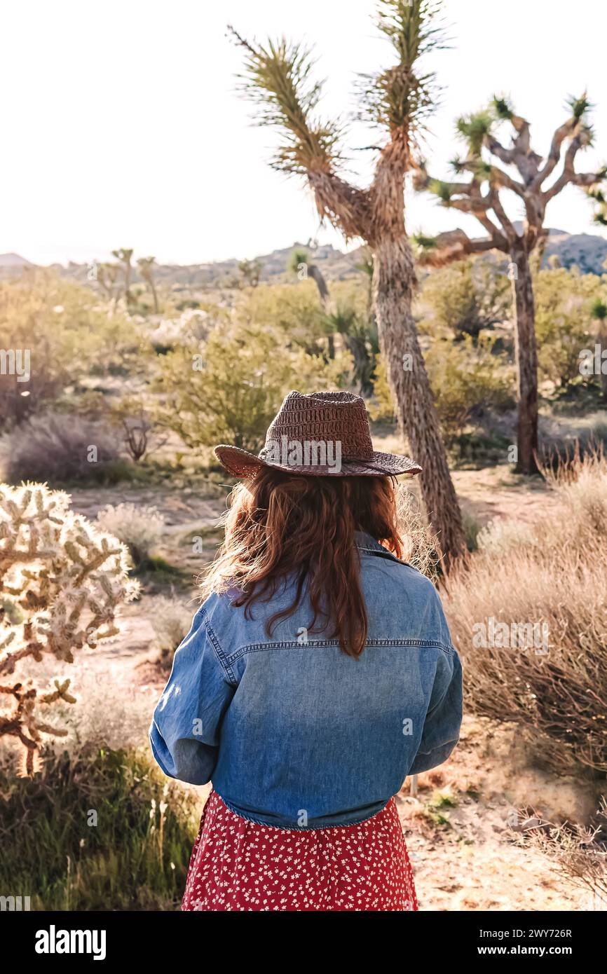 Eine Frau mit Hut und Denim-Hemd erkundet die Wüste, die Reise und die Outdoor-Entdeckungen Stockfoto