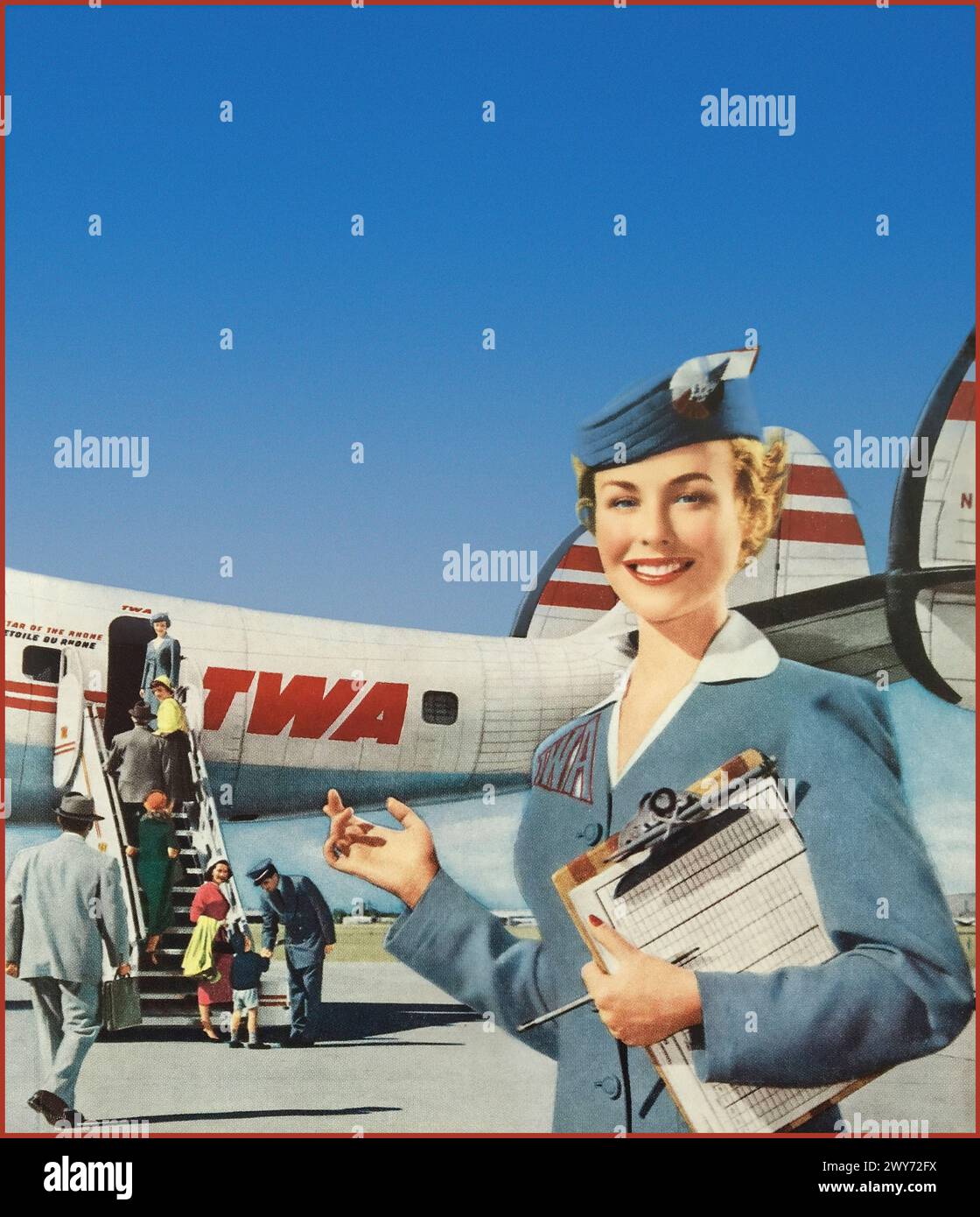 Das goldene Zeitalter der Fliegerei 1950 mit einer Air Hostess in TWA-Uniform, die Passagiere an Bord des Flugzeugs TWA Lockheed Super Constellation an einem klaren, sonnigen Tag begrüßt. Der Kapitän der Fluggesellschaft begrüßt ein Kind an Bord. Werbeaktion Pressemagazin. Stockfoto