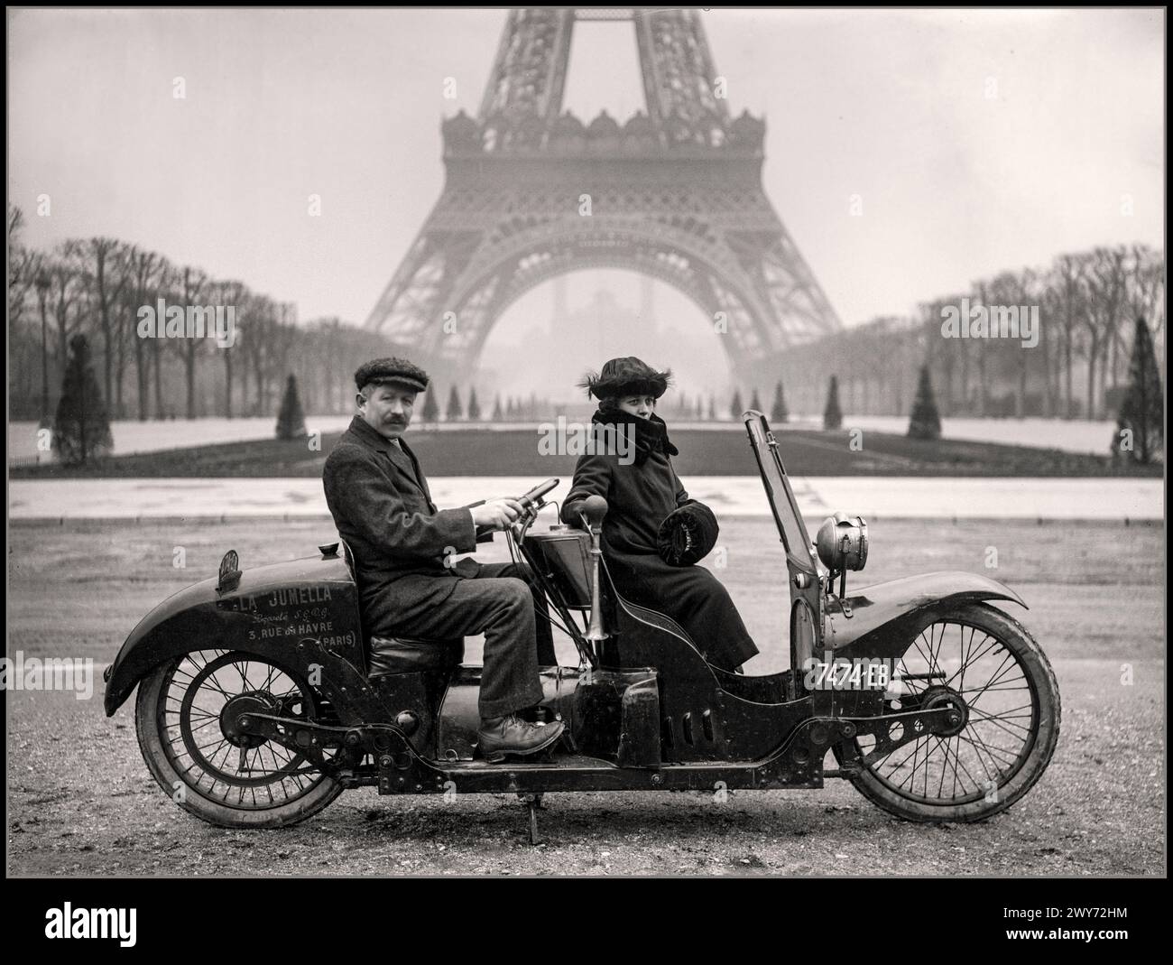 PARIS TAXI 1900er Jahre historisches zweisitziges Taxi-Motorrad „La Jumella“ vor dem Eiffelturm Champ-de-Mars. Frankreich - Paris, 1922 "La Jumella" wurden von Societe SGDG in der Rue de Havre Paris France hergestellt Stockfoto