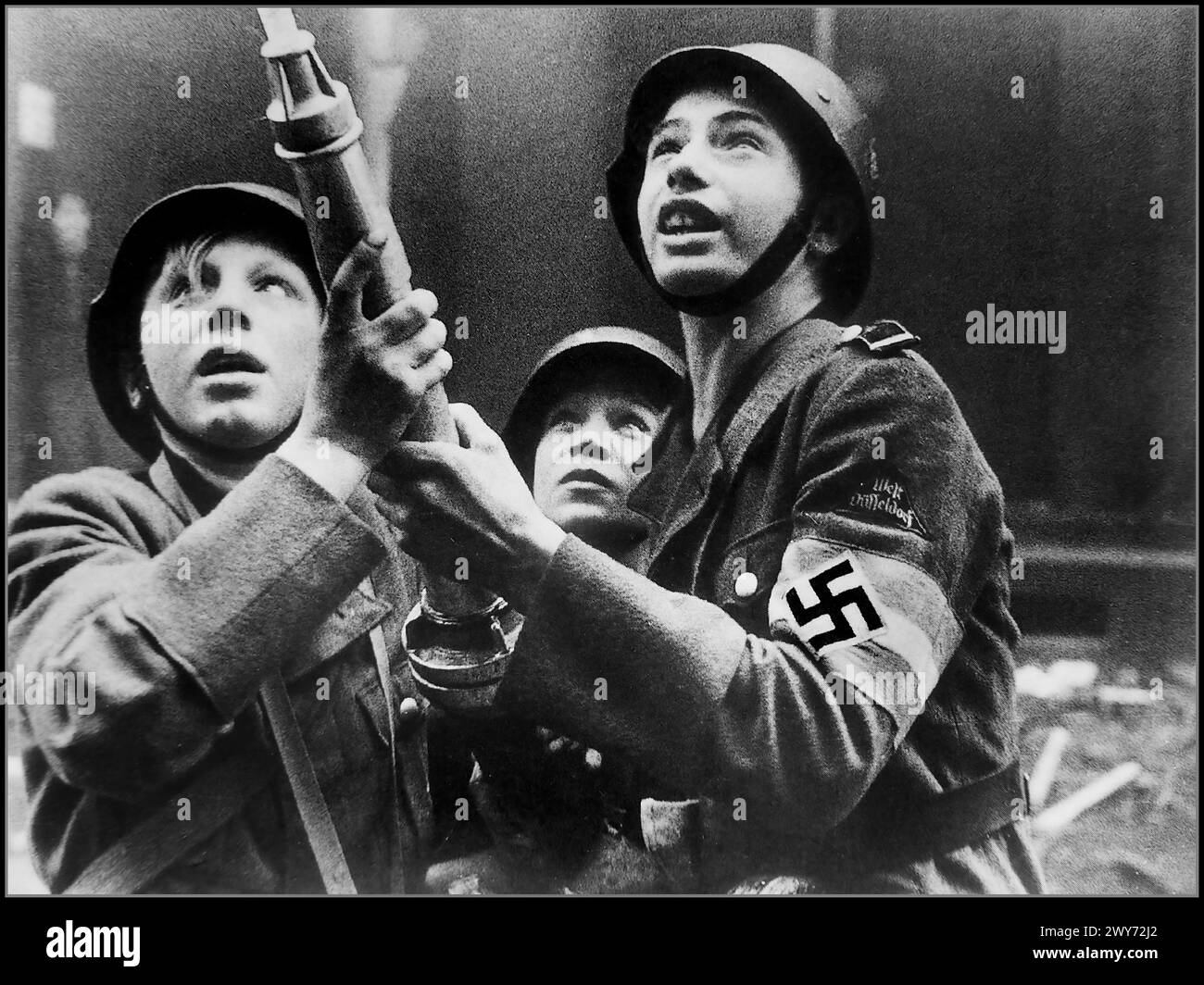 2. Weltkrieg 1943 mit Hitlerjugend-Jungen, Adolf Hitlers letzte Hoffnung gegen die alliierten Armeen, die alliierten Bombenbrände in Düsseldorf bekämpfen Stockfoto
