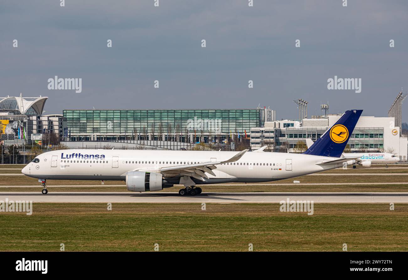 Ein Airbus A350-941 der Lufthansa ist auf der Südbahn des Flughafens München gelandet. Registrierung D-AIXG. (München, Deutschland, 07.04.2023) Stockfoto