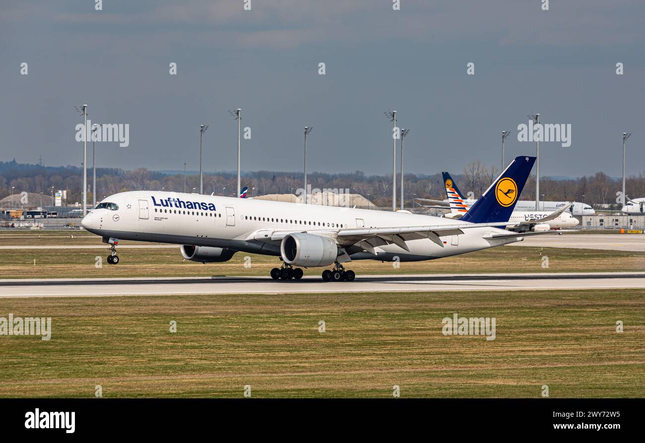 Ein Airbus A350-941 der Lufthansa ist auf der Südbahn des Flughafens München gelandet. Registrierung D-AIXG. (München, Deutschland, 07.04.2023) Stockfoto