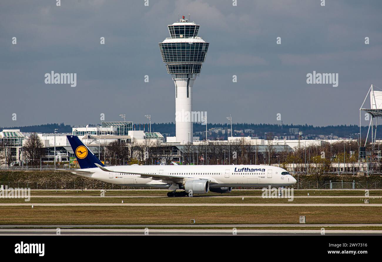 Ein Airbus A350-941 von Lufthansa rollt nach der Landung auf dem Flughafen München zum Terminal. Registrierung D-AIXG. (München, Deutschland, 07.04.202 Stockfoto