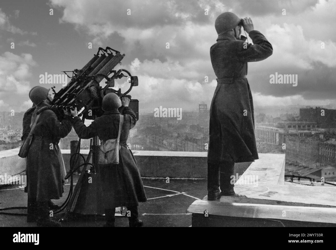 WW2 Russland 1941 Soldaten der Roten Armee scannen den Himmel nach Nazi-Deutschland-Bomberflugzeugen, während sie eine vierfache Anti-Flugzeug-M-4-Maschinengewehranlage auf dem Dach des Moskauer Hotels Moskau UdSSR Sowjetunion bemannen Stockfoto