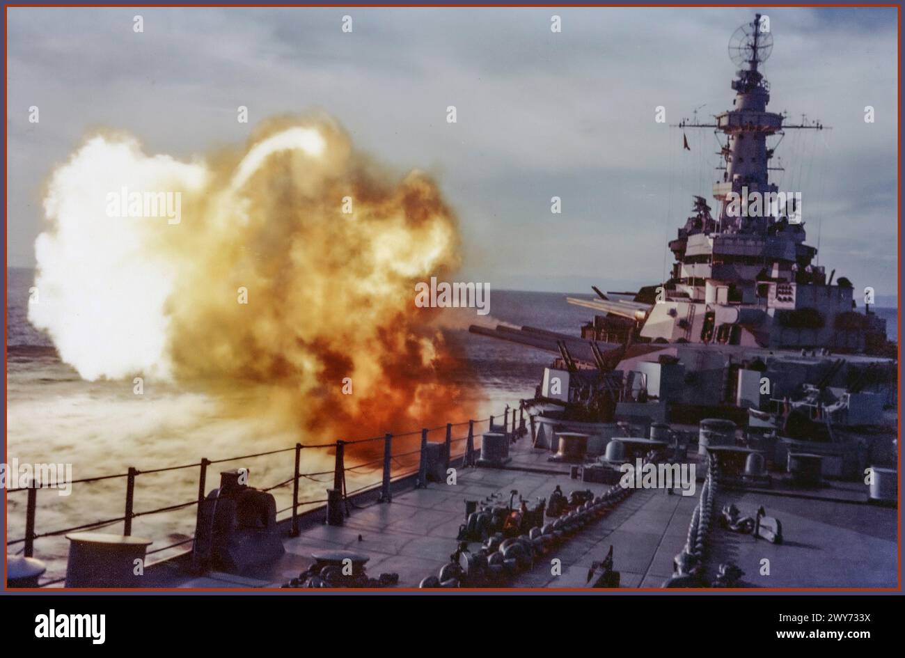 WW2 USS Missouri (BB-63) feuert die 16/50 Geschütze von Turret Two, während der Shakedown Kreuzfahrt-Schießübungen, etwa im August 1944. Stockfoto